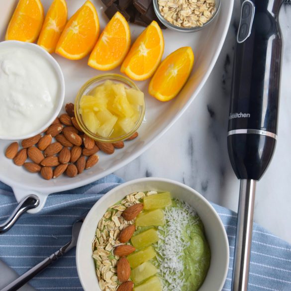 Débutez vos matins du bon pied avec un bol de smoothie vert